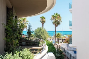 Executive Studio Suite, Hot Tub | Balcony view