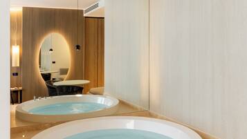 Executive Studio Suite, Hot Tub | Private spa tub