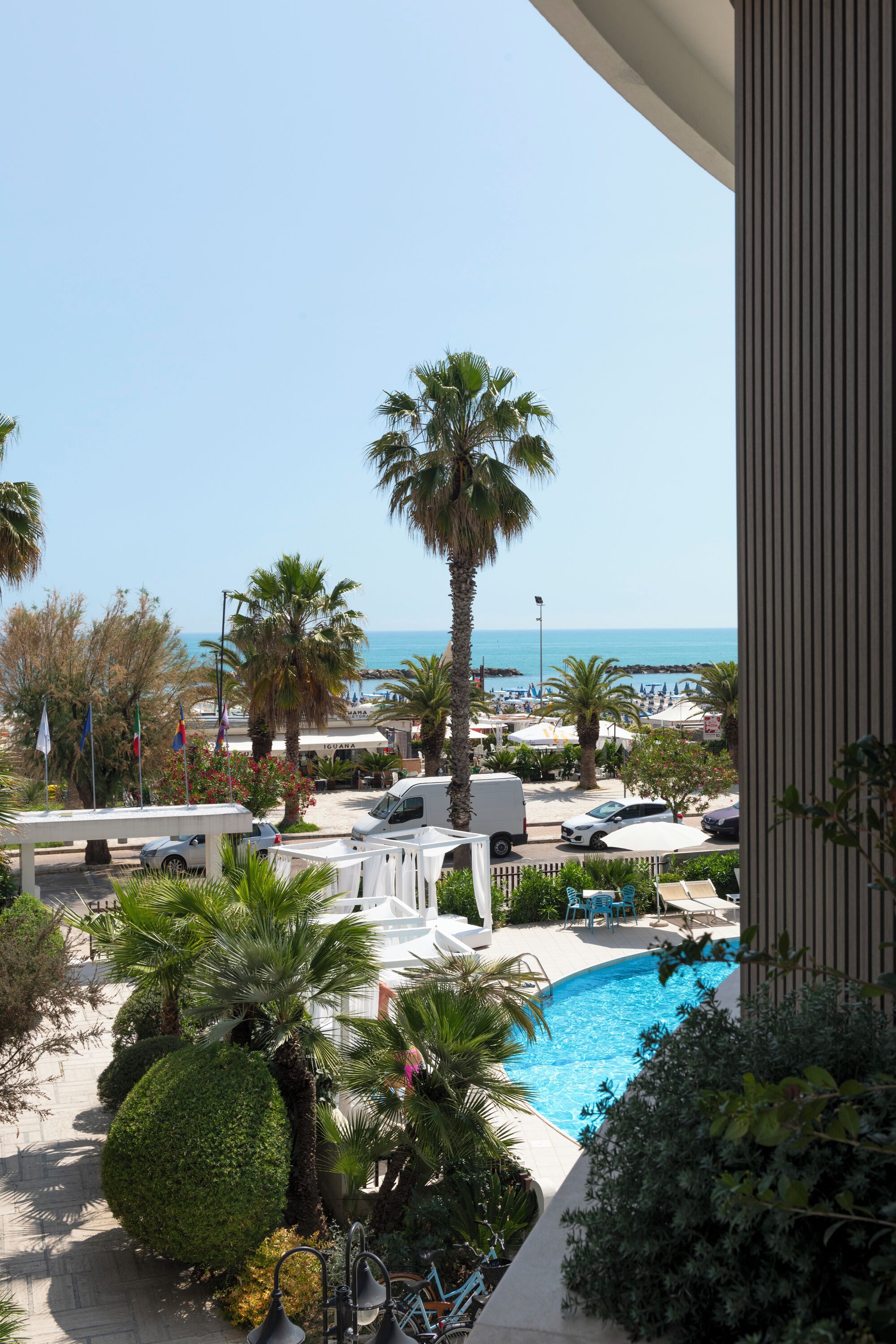 deluxe suite, hot tub | balcony view