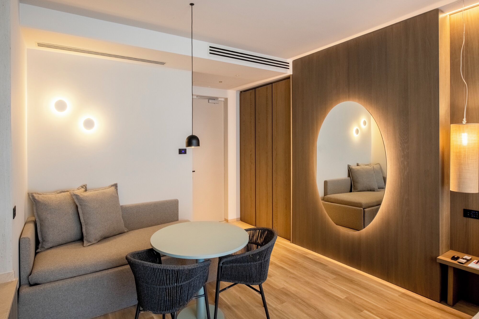 executive studio suite, hot tub | living area | led tv