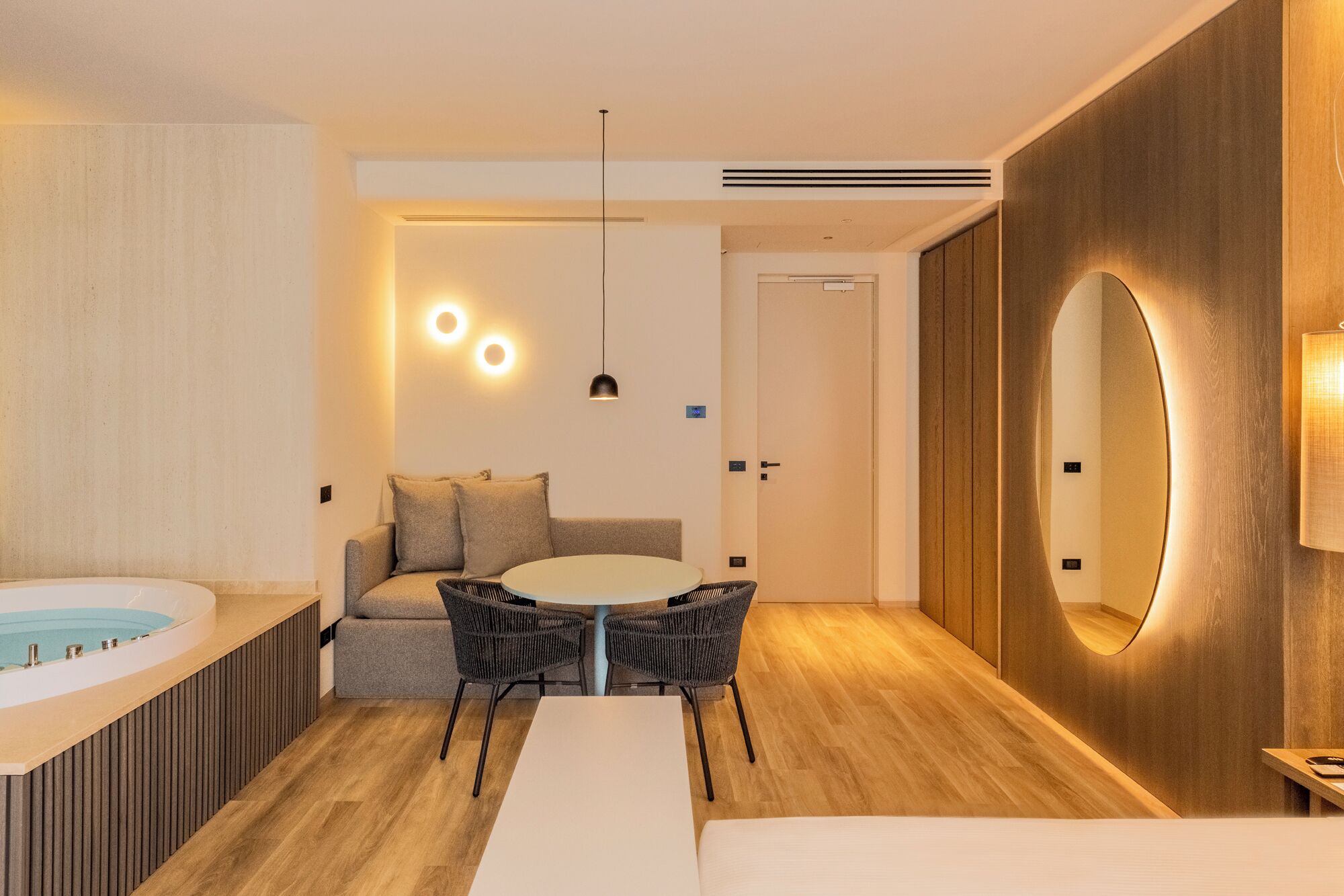 executive studio suite, hot tub | living area | led tv