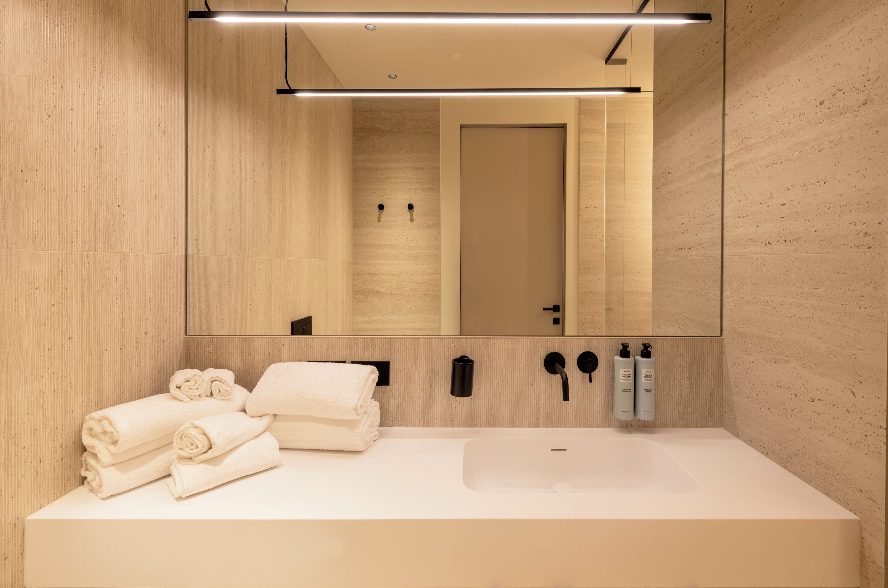 deluxe suite, hot tub | bathroom | hair dryer, bidet, towels