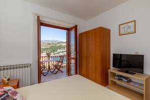 Family Apartment with Sea View | In-room safe, individually furnished, iron/ironing board, free WiFi