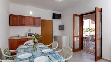 Appartement Standard, 3 chambres | Cuisine privée | Réfrigérateur, micro-ondes, plaque de cuisson, cafetière/bouilloire