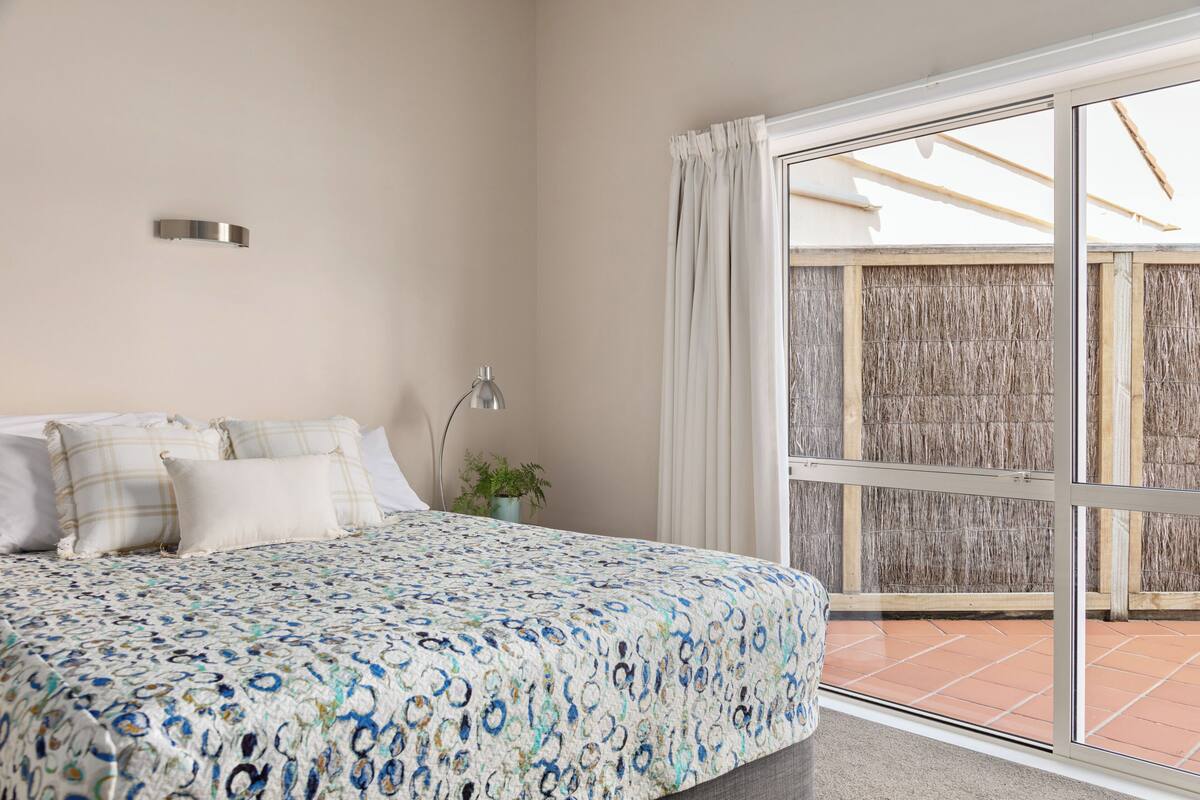 1 Bedroom Suite | Bộ đồ giường cao cấp, nôi/giường cho trẻ sơ sinh (phụ phí) 