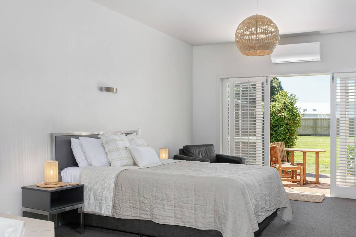 Luxury Spa Studio | Bộ đồ giường cao cấp, nôi/giường cho trẻ sơ sinh (phụ phí) 