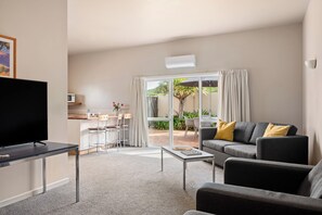2 Bedroom Suite Queen & Twin | Living area | Flat-screen TV - Ocean Beach Wainui (Gisborne)