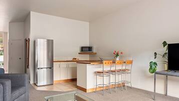 1 Bedroom Suite | Dapur pribadi | Lemari es dan microwave