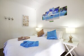 Quarto casal, 1 cama Queen | Camas com colchões pillow-top, cofres nos quartos