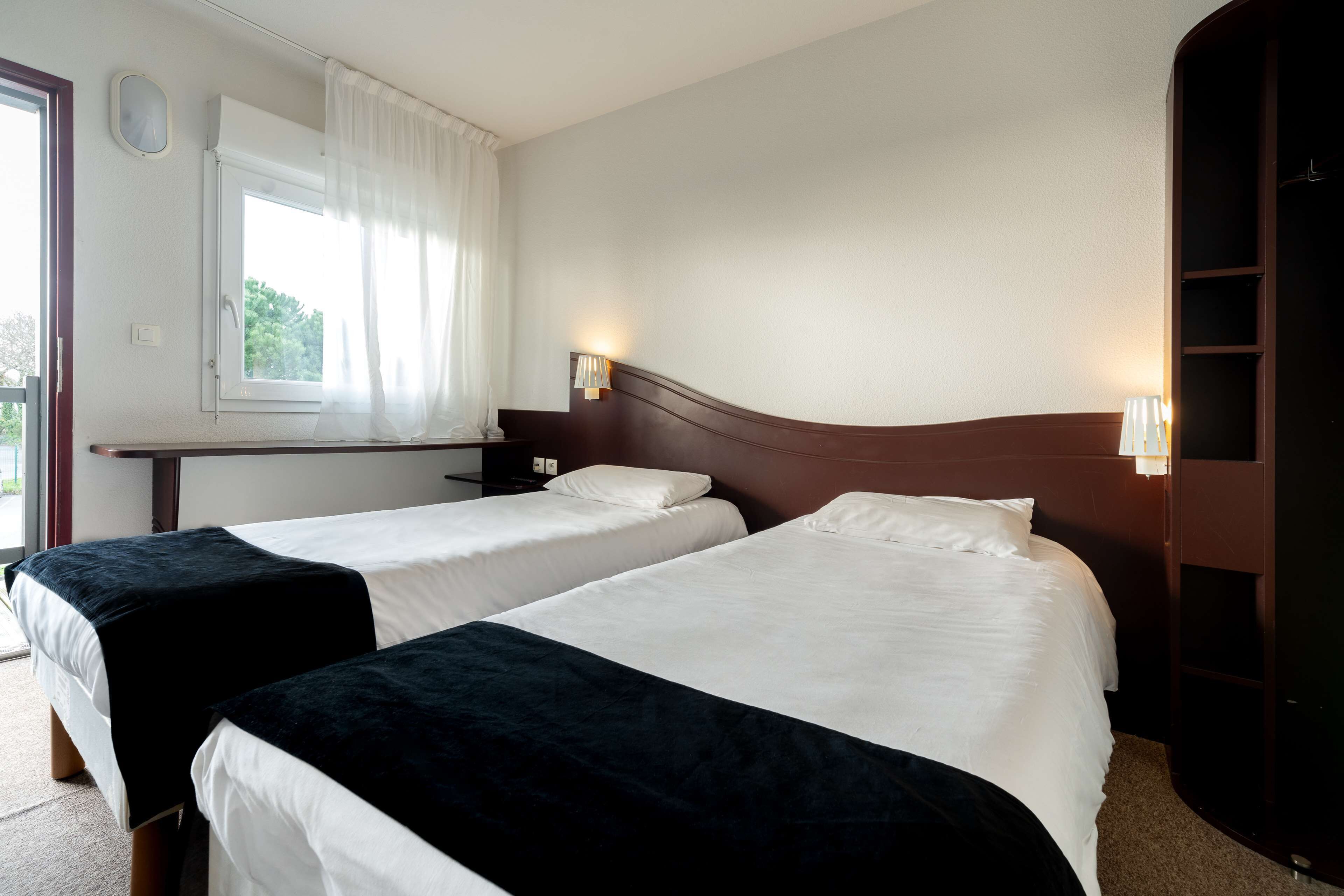 Standard Room, 2 Twin Beds | Desk, laptop workspace, cribs/infant beds, free WiFi