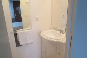 Dusj, miljøvennlige toalettsaker, hårføner og håndklær