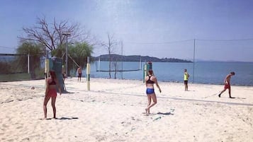 Playa privada, camastros, sombrillas y yoga en la playa