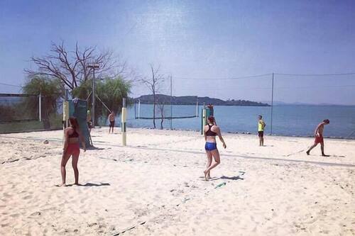Plage privée, chaises longues, parasols, yoga sur la plage