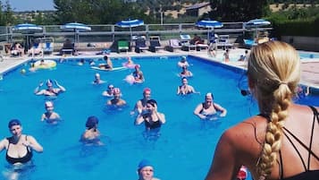 Alberca al aire libre y camastros