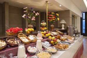 Free daily buffet breakfast