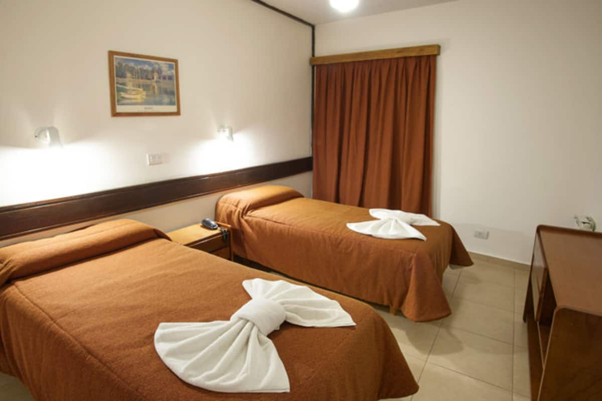 Chambre avec lits jumeaux | Literie hypoallergénique, coffre-fort, décor unique, ameublement unique