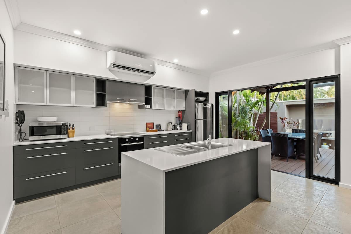 fridge, coffee/tea maker, electric kettle