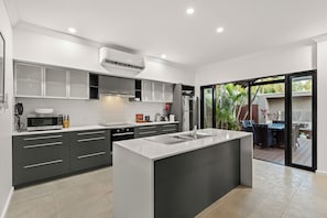 Fridge, coffee/tea maker, electric kettle - The Pearle of Cable Beach (Cable Beach)