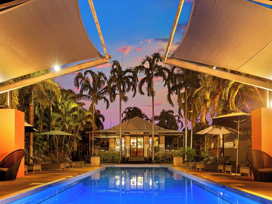 Utendørsbasseng, bassengparasoller og solsenger