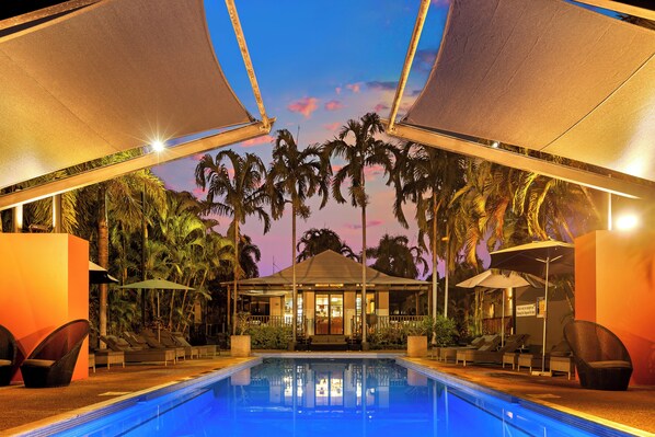 Outdoor pool, pool umbrellas, pool loungers - The Pearle of Cable Beach (Cable Beach)