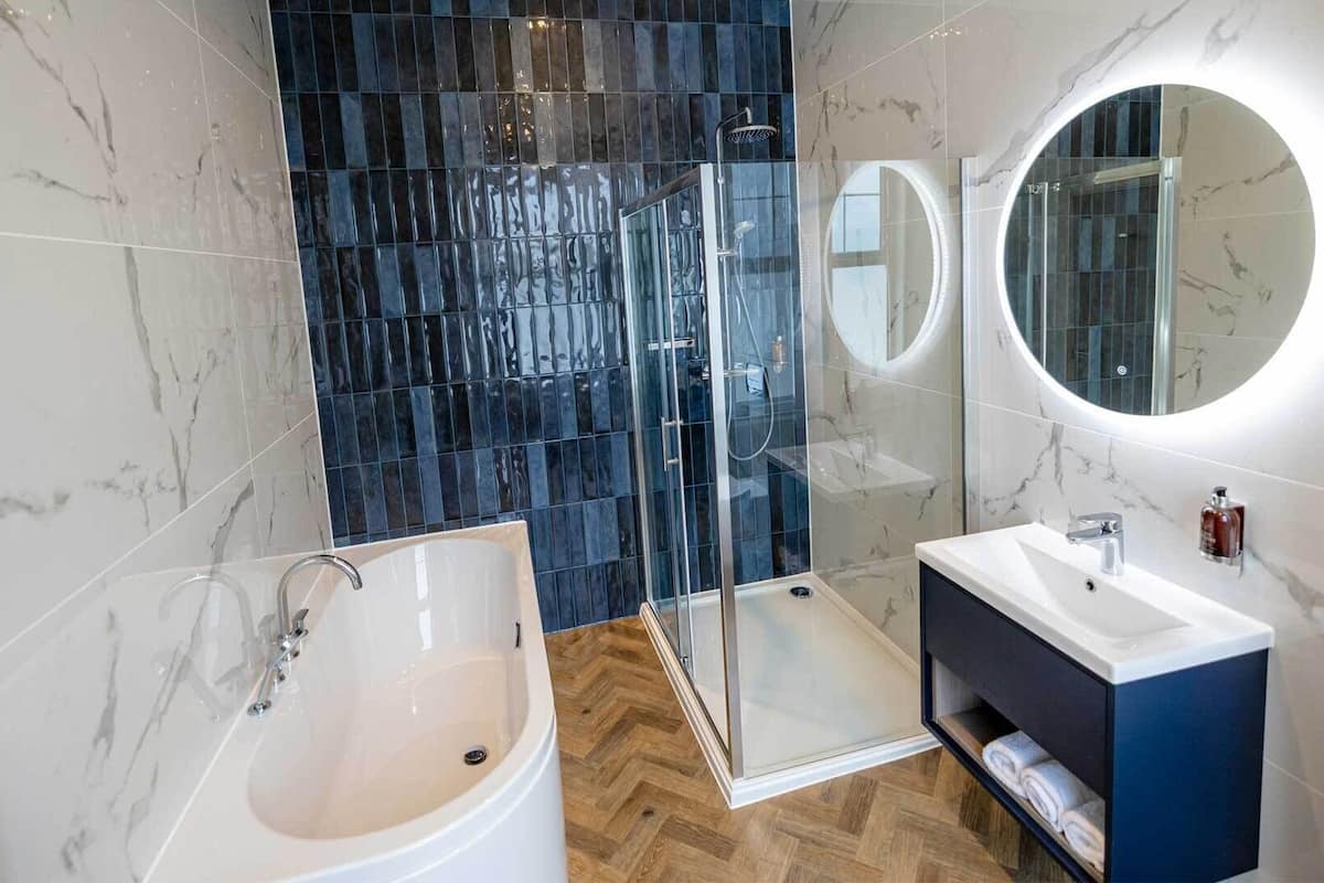 executive room | bathroom | shower, hair dryer, towels