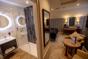 Deluxe-Doppelzimmer (Front Facing) | 1 Schlafzimmer, Bügeleisen/Bügelbrett, kostenloses WLAN, Bettwäsche