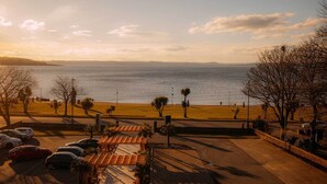 Une vue sur la côte, avec un espace de stationnement, une plage et un sentier piétonnier.