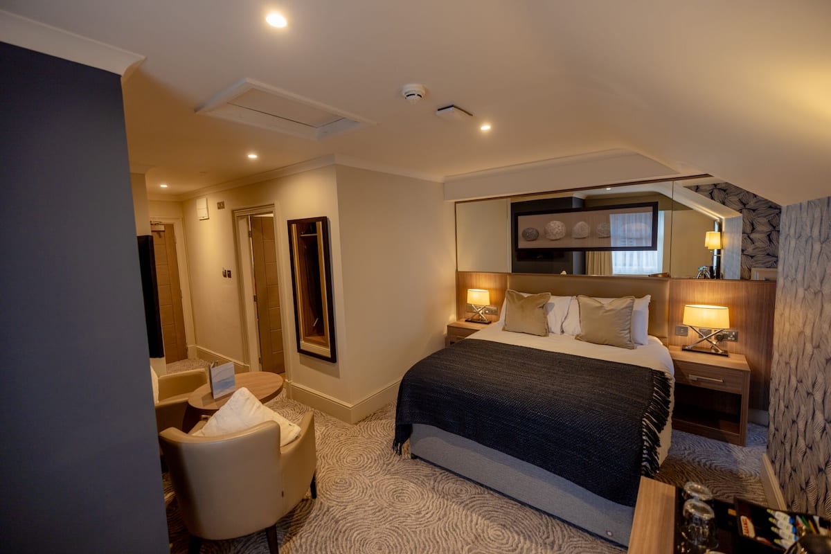 deluxe double room (front facing) | in-room safe, iron/ironing board, free wifi, bed sheets