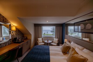 Quarto casal ou duplo superior | Ferros/tábuas de passar roupa, Wi-Fi de cortesia, roupa de cama