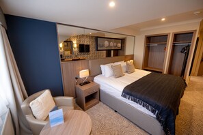 Habitación superior con 1 cama doble o 2 individuales | Tabla de planchar con plancha, wifi gratis, ropa de cama