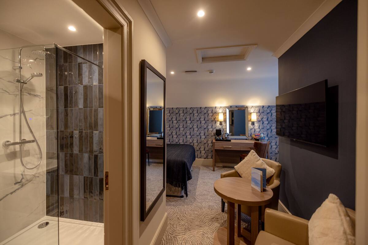 deluxe double room (front facing) | in-room safe, iron/ironing board, free wifi, bed sheets