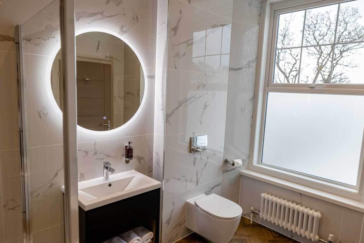 executive room | bathroom | shower, hair dryer, towels