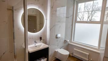 Habitación ejecutiva | Baño | Ducha, secador de pelo y toallas
