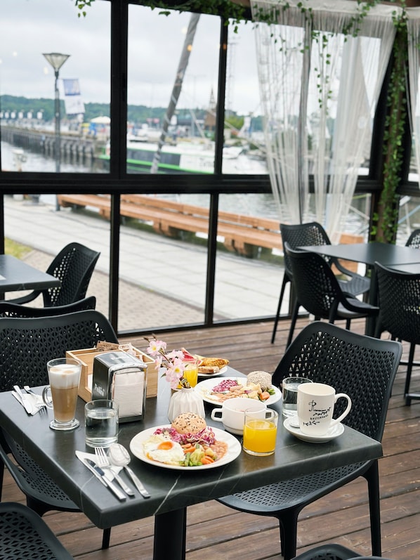 Petit déjeuner buffet (8 EUR par personne)
