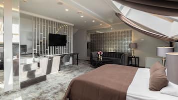 Standard Suite | Desk, iron/ironing board, free WiFi, bed sheets