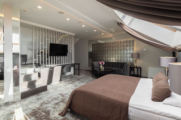 Escritorio, tabla de planchar con plancha, wifi gratis y ropa de cama