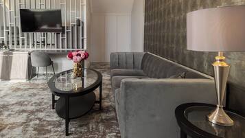 Standard Suite | Desk, iron/ironing board, free WiFi, bed sheets