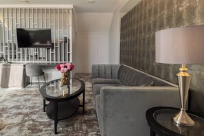 Escritorio, tabla de planchar con plancha, wifi gratis y ropa de cama