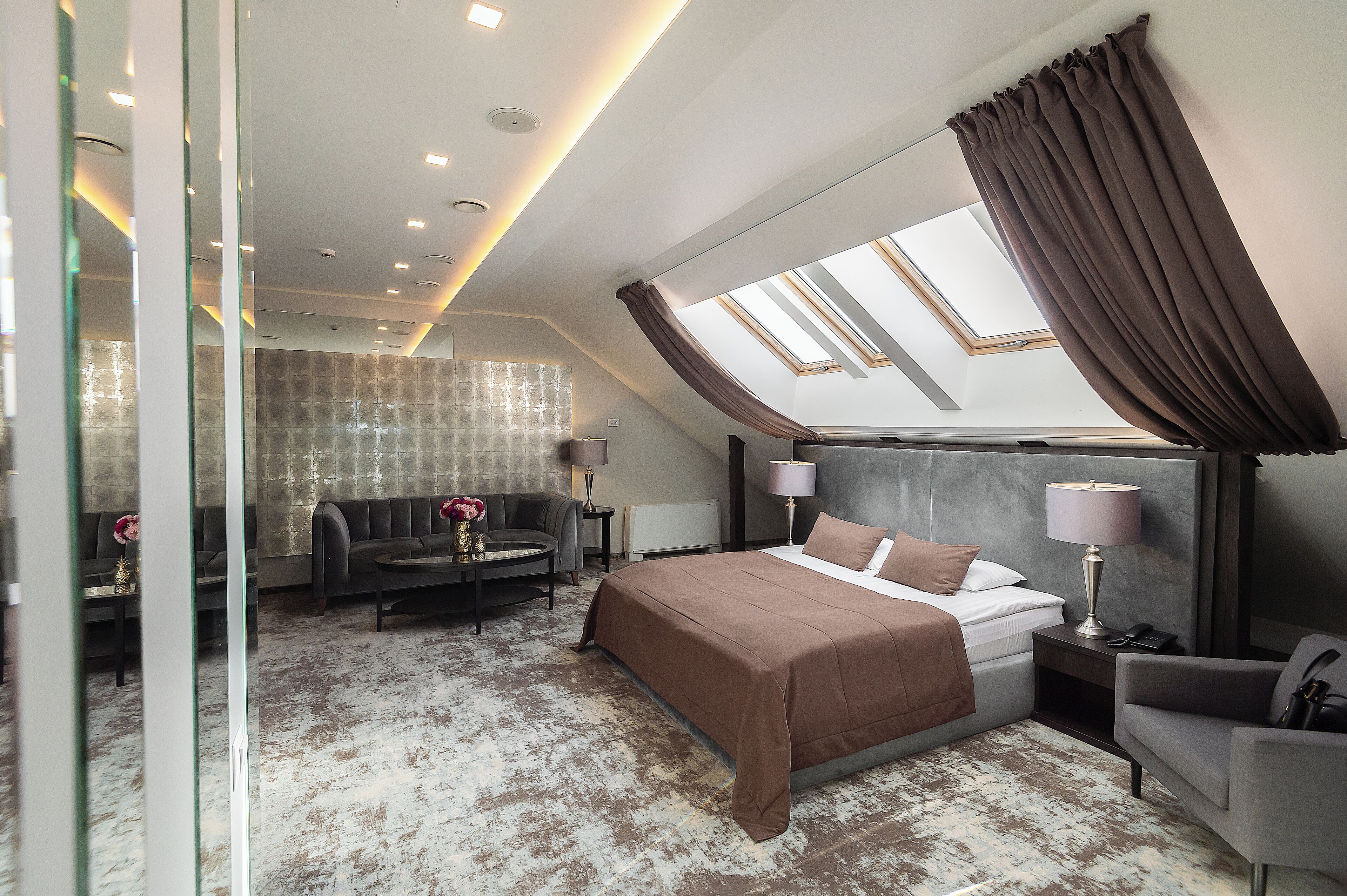 Escritorio, tabla de planchar con plancha, wifi gratis y ropa de cama 