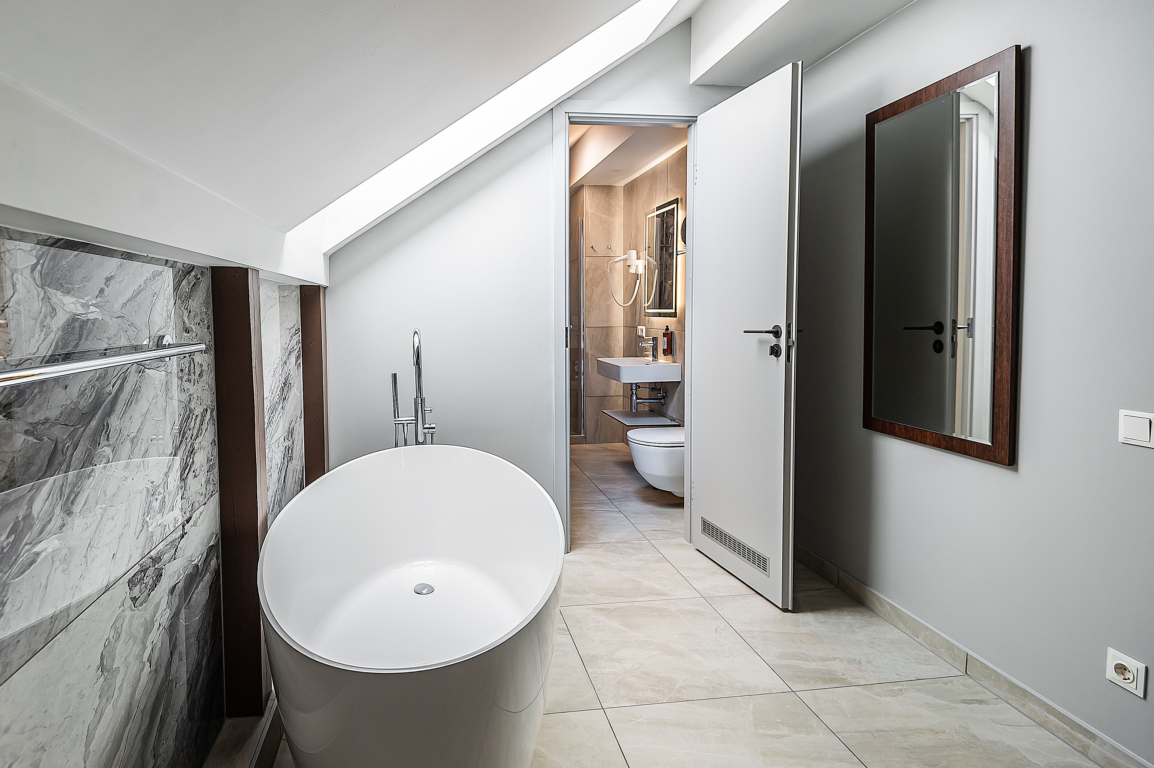 standard suite | bathroom | free toiletries, hair dryer, towels
