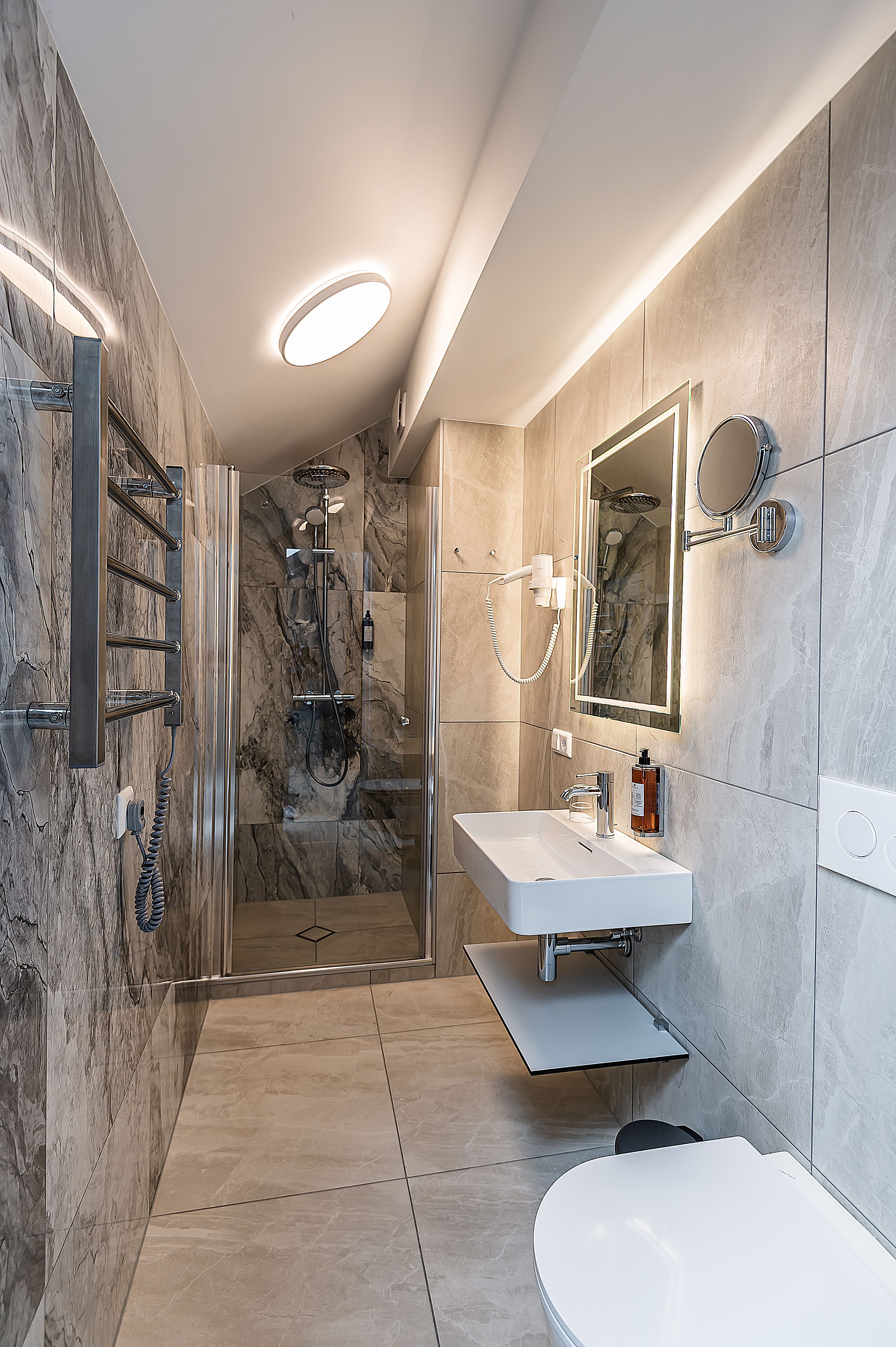 standard suite | bathroom | free toiletries, hair dryer, towels