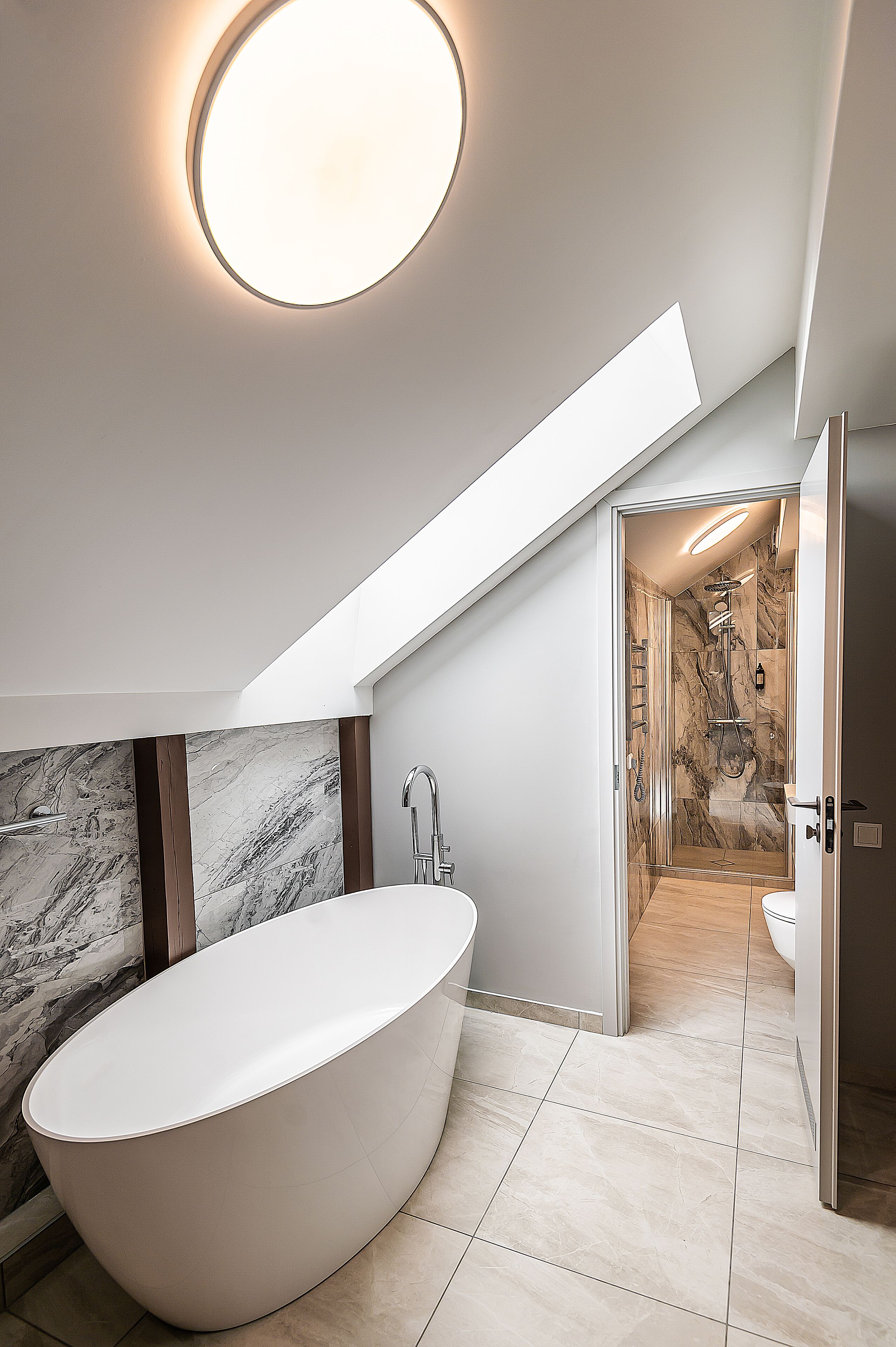 standard suite | bathroom | free toiletries, hair dryer, towels