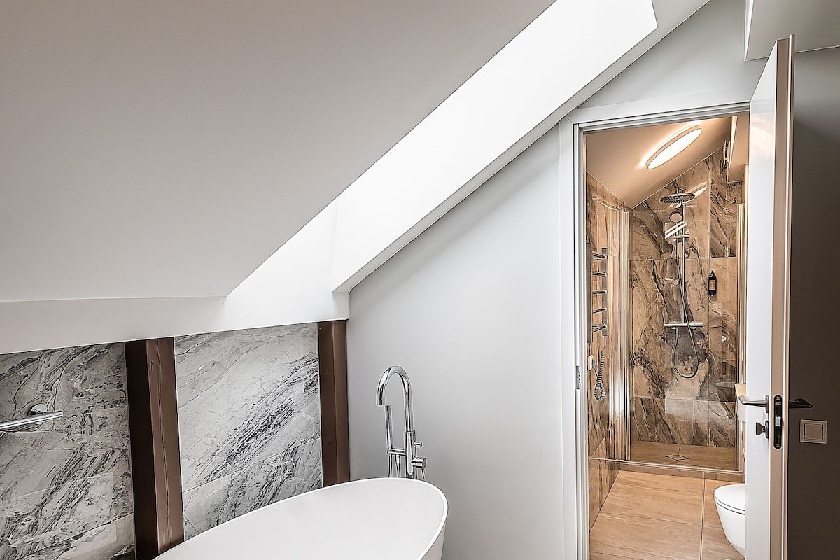 standard suite | bathroom | free toiletries, hair dryer, towels