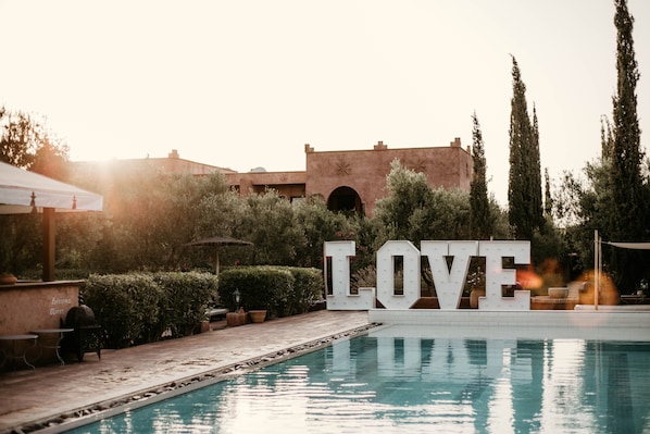 Een buitenzwembad, gratis zwembadcabana's en parasols bij het zwembad