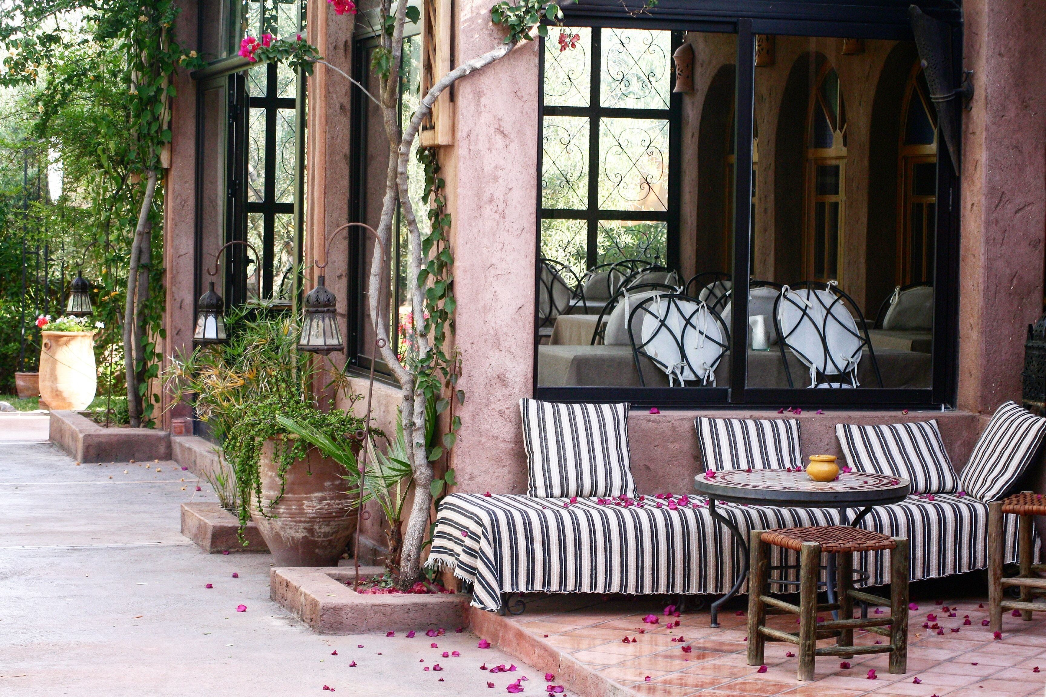 Petit déjeuner, déjeuner et dîner servis sur place, vue sur le jardin