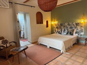 Phòng tiện nghi đơn giản | Bộ đồ giường cao cấp, nệm Select Comfort, trang trí khác biệt 