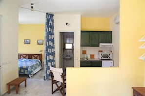 Family Room | Individually decorated, individually furnished, free WiFi, bed sheets - Villa Melina (Kalymnos)