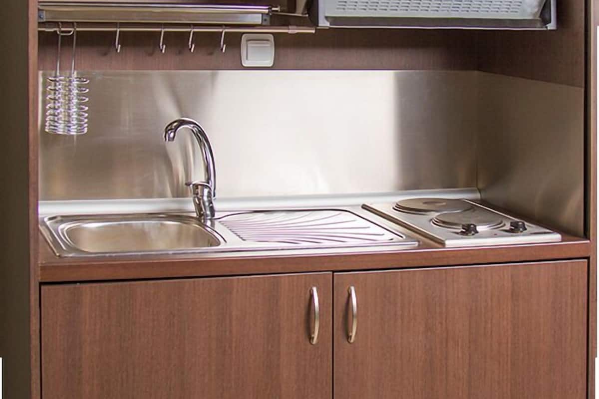 studio, 1 double bed, non smoking, kitchenette | private kitchen | coffee/tea maker, electric kettle