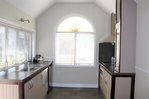 Deluxe Suite, 1 King Bed, Balcony | Private kitchen