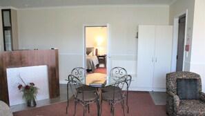Hypo-allergenic bedding, minibar, in-room safe, individually decorated - Lodge Bordeaux (Whangarei)